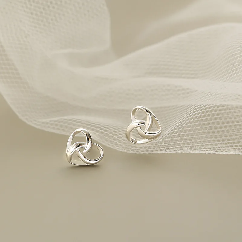 Brincos Coração Vazado Minimalistas em Prata - Imagem 4