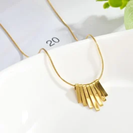 Colar Retangular de Aço Titânio Dourado