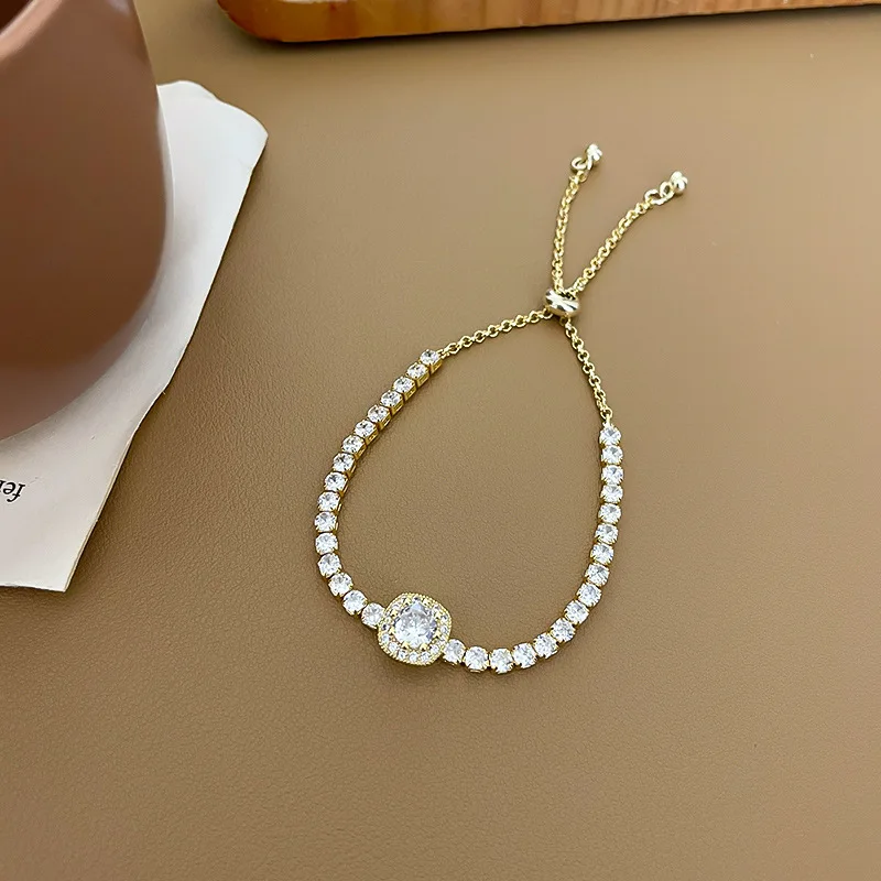 Pulseira Feminina Ajustável com Zircônias Brilhantes: Elegância Banhada a Ouro ou Prata - Imagem 35